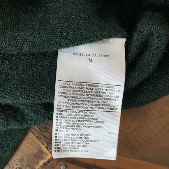 Banana Republic 100% Merino Wool V Neck Sweater - Picture 6 of 6